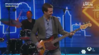 Pablo Casado tocando el bajo en 'El Hormiguero'.