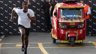 Usain Bolt gana una carrera en Lima a un mototaxi sin despeinarse