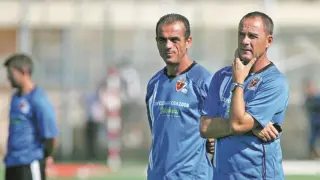 Víctor Fernández, junto a su segundo en 2007, José Luis Arjol (hoy director de metodología del club), en los días de aquel agosto de hace 12 años cuando visitó Cádiz por última vez como técnico blanquillo.