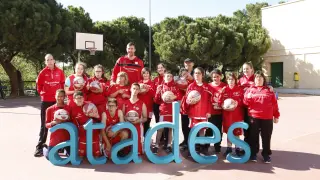 El pívot del Tecnyconta Fran Vázquez juega con los alumnos de la escuela de baloncesto adaptado de Atades