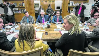 Gastón (de espaldas), frente a los representantes de Endesa en una de sus últimas reuniones