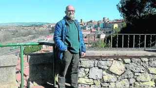 El portavoz de Teruel Existe y presidente de la Federación de Asociaciones de Vecinos, Pepe Polo, con la capital turolense al fondo.