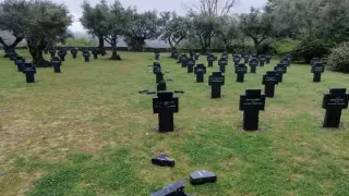 Cruces rotas en el Cementerio militar aleman en Cuacos de Yuste