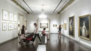 Visitantes en una de las salas del Museo Goya Ibercaja de Zaragoza.
