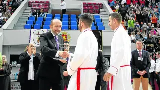 Mariano Julve entrega el premio a los vencedores.