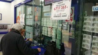 Administración de lotería de Zaragoza de la calle Mayor en la que se vendió el boleto premiado.