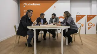 Daniel Pérez, hablando con los cabeza de lista al Congreso por Zaragoza, Huesca y Teruel en la nueva sede del partido, este lunes.