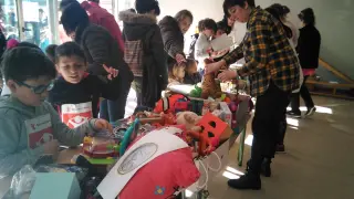 Las familias han colaborado con el mercadillo solidario, tanto donando como comprando objetos.