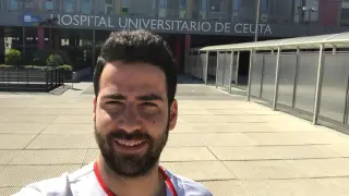 Manuel Tundidor (dcha.), en el Hospital Universitario de Ceuta, donde cursa enfermería.