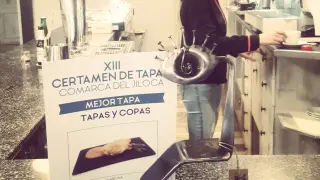 Isabel regenta el bar Tapas y Copas, ganador del concurso.