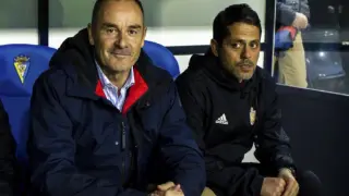 Víctor Fernández, sonriente junto a su ayudante, José Luis Loreto, en el partido Cádiz-Real Zaragoza de la noche de este lunes.