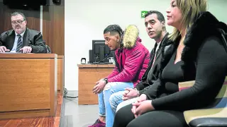 Con cazadora roja, Jamal Mounaji, sentado junto a Djamel Mehida y Wafa Rabbani, en el juicio.