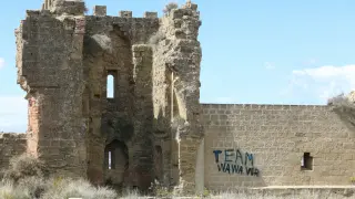 Pintadas aparecidas en los muros interiores de una de las torres del castillo de Montearagón