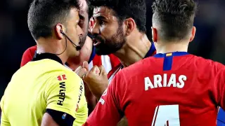 A Diego Costa le han caído cuatro partidos de sanción por insultar al árbitro del Barcelona-Atlético del pasado sábado, Gil Manzano, y otros cuatro por agarrarle del brazo.