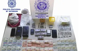 El hachís y otros objetos intervenidos en el domicilio del detenido.