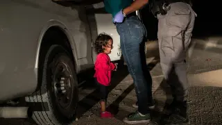 El llanto de una niña en la caravana de migrantes, de John Moore, simboliza las familias migrantes separadas por la Administración Trump.
