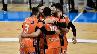 Los jugadores del Club Voleibol Teruel celebran la victoria ayer en el pabellón Son Moix de Palma
