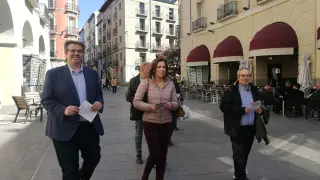 Lourdes Guillén durante su paseo por Huesca el primer día de campaña.