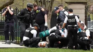 Policía y efectivos de emergencias asisten al hombre que ha intentado prenderse fuego frente a la Casa Blanca.