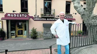 Modesto, el carnicero de Escalona, frente a su tienda.