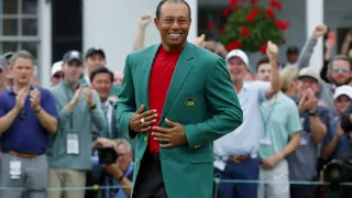 Tiger Woods celebra su triunfo en Augusta.