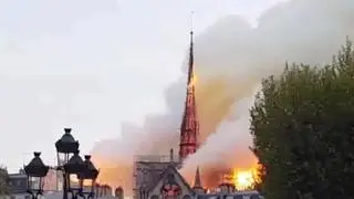 La aguja central y gran parte de la cubierta han sido pasto de las llamas, que siguen asolando el templo gótico. Las autoridades están evacuando parte de la isla de la Cité, donde se encuentra el monumento.