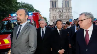 El presidente francés, Emmanuel Macron, acude a Notre Dame para seguir las labores de extinción del incendio.