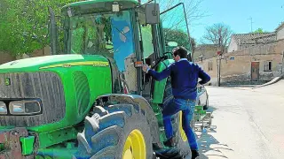 Albert Rivera, candidato a la presidencia del Gobierno por Ciudadanos, se sube en un tractor en la localidad de Sayatón (Guadalajara).