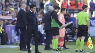 Francisco, técnico de la SD Huesca, pensativo durante el partido contra el Barça.