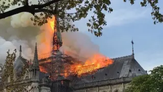 Imagen del incendio declarado en la catedral Notre Dame de Paris compartida por Manuel Valls.