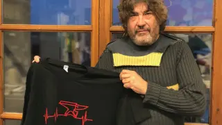 Juan Antonio López, herrero de Estada y promotor del encuentro, con la camiseta distintiva del evento.