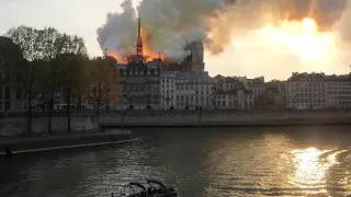 Smoke billows from the Notre Dame Cathedral after a fire broke out, in Paris, France, April 15, 2019. REUTERS/Julie Carriat [[[REUTERS VOCENTO]]] FRANCE-NOTREDAME/