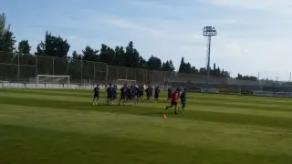 Los jugadores del Real Zaragoza, pasadas las 6 de la tarde de este martes, al inicio del primer entrenamiento de la semana, tras media hora de charla con Víctor Fernández.