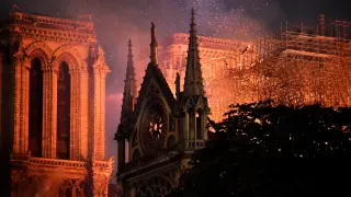 La catedral de Notre Dame, presa de las llamas.