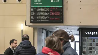 Viajeros en la Estación Delicias de Zaragoza.