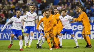 Jugada del partido Real Zaragoza-Reus del año pasado en La Romareda, que acabó 0-0 y que este curso no se jugará por eliminación del cuadro catalán por irregularidades societarias graves.
