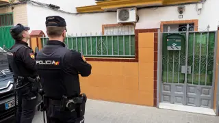 La policía registra el domicilio del presunto yihadista que pretendía atentar en Sevilla.