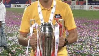 Sergio Lobera con el título de campeón de la 'hero Supercup'