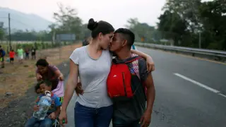 Una pareja de Honduras se besa durante la caravana de migrantes.
