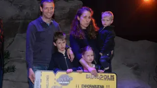 José Márquez, visitante tres millones de Dinópolis, con su familia.