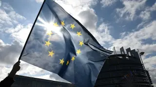 Una bandera europea ondea ante la sede del Parlamento Europeo en Estrasburgo.