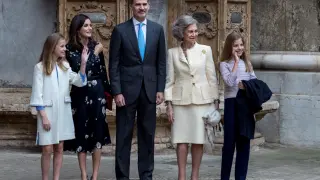 Los Reyes Felipe y Letizia, sus hijas y la Reina Sofía han participado en la misa de Domingo de Pascua en la catedral de Palma