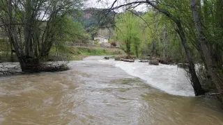 Una familia atrapada en Olba (Teruel) tras la riada del pasado viernes.