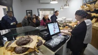 Preparacion en el horno Santa Cristina de Teruel de las tipicas monas o roscas para la fiesta del sermon de las tortillas.