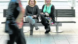 Sandra Arauz y Carlota Martín, portavoces de la plataforma de los servicios sociales comarcales.