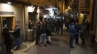 Ambiente nocturno en las calles del Tubo de Zaragoza.