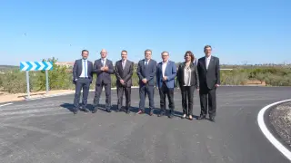 Autoridades provinciales y municipales en la futura carretera de acceso a Cretas.