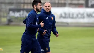 Pombo corre junto a Papunashvili al inicio del entrenamiento del Real Zaragoza este miércoles.
