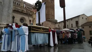 La procesión de la Resurrección despide la Semana Santa turiasonense