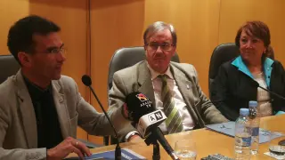 Jesús Sánchez, Ángel Dolado y Pilar Aznar, este jueves en la presentación de la memoria del Centro de Solidaridad Zaragoza en la sede del Justicia de Aragón.